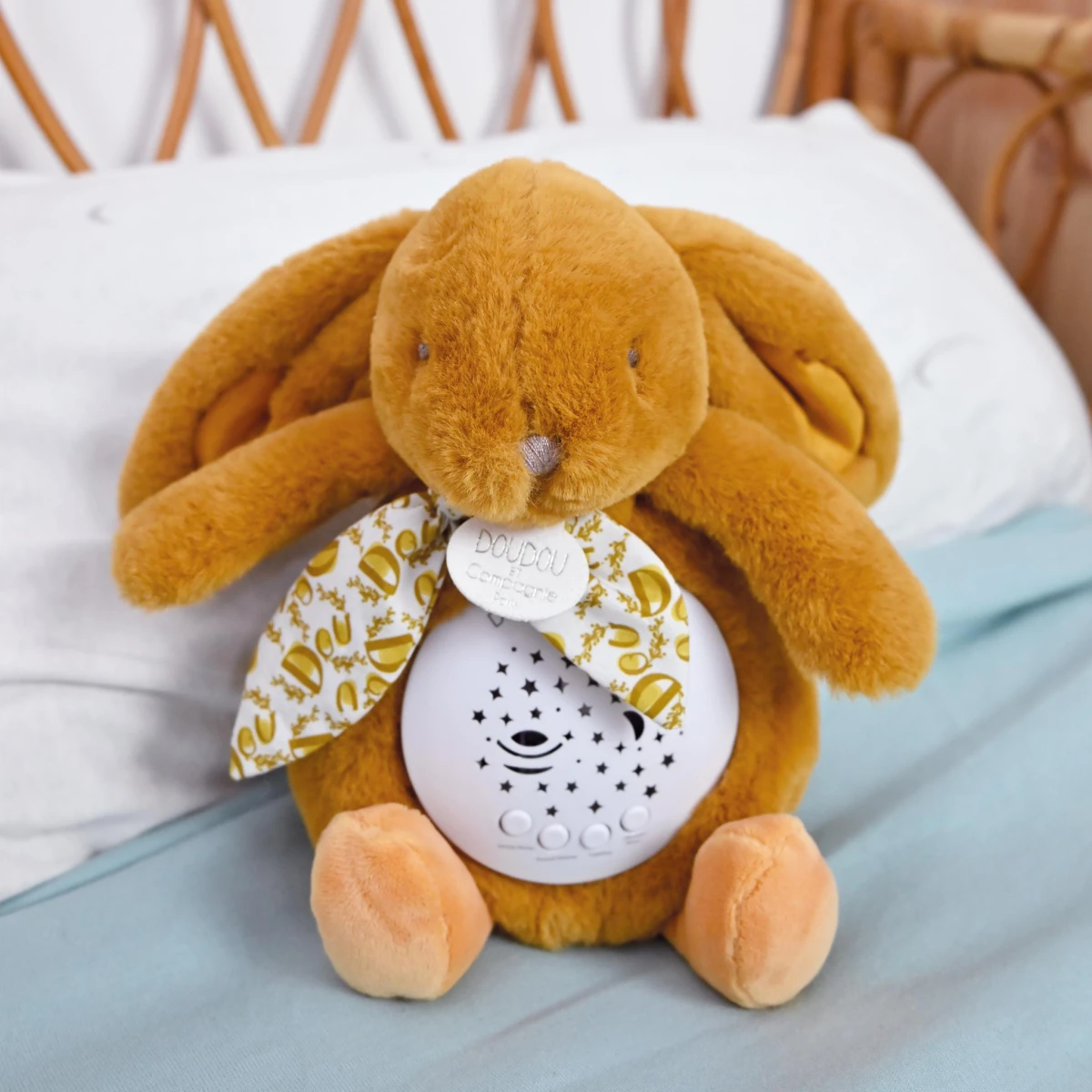 DOUDOU ET COMPAGNIE DOUDOU lampka projektor muzyczny króliczek Lapin Doudou Projection  19 cm ochra