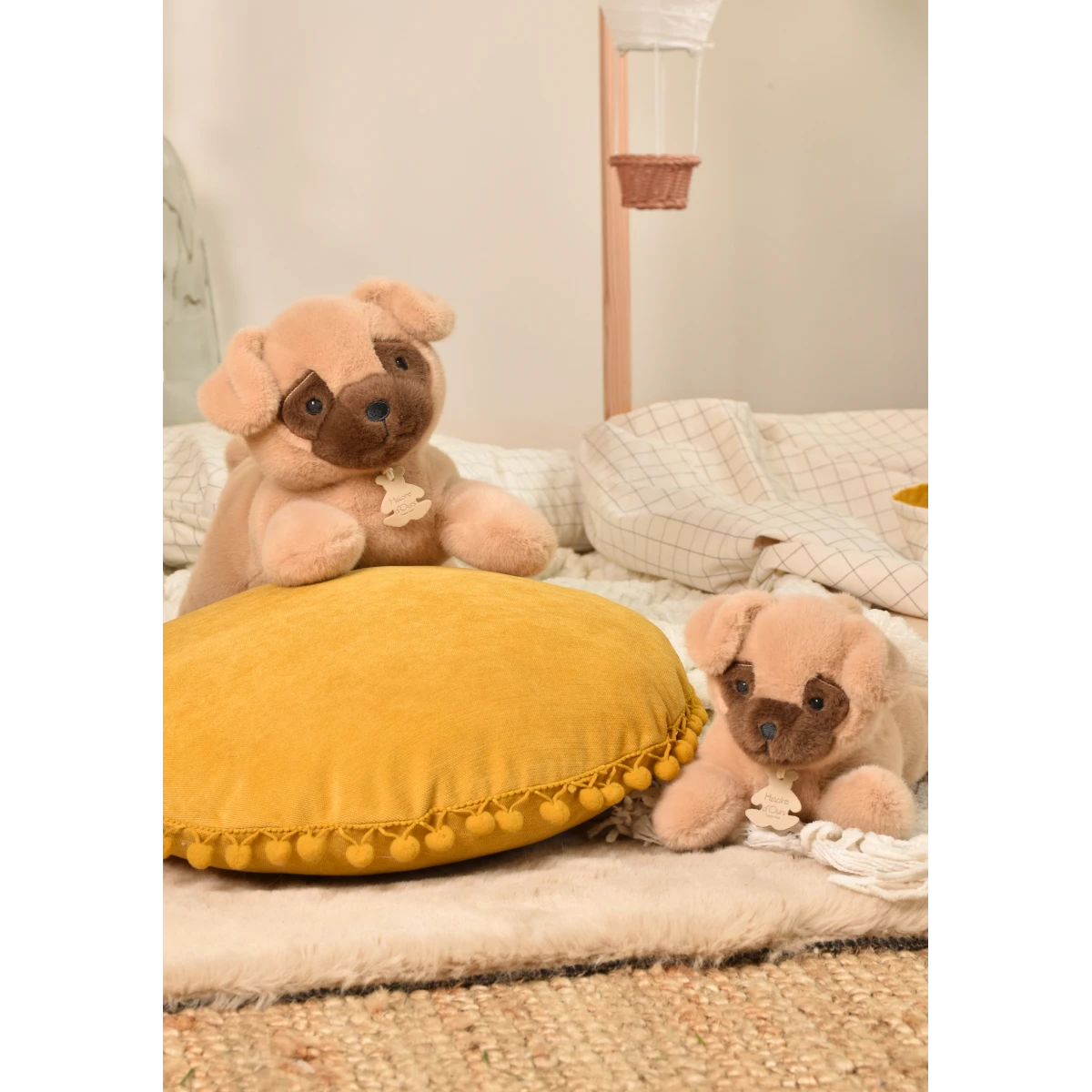 DOUDOU ET COMPAGNIE DOUDOU obciążeniowy pluszowy pies mops Les P'tits Relax Histoire d'Ours 30 cm biały