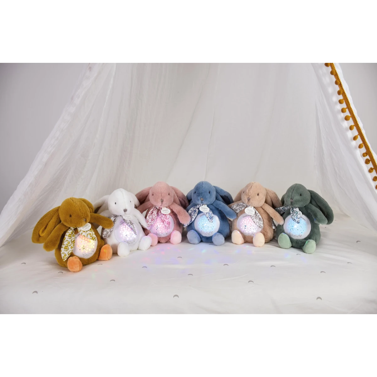 DOUDOU ET COMPAGNIE DOUDOU lampka projektor muzyczny króliczek Lapin Doudou Projection  19 cm beżowy piaskowy