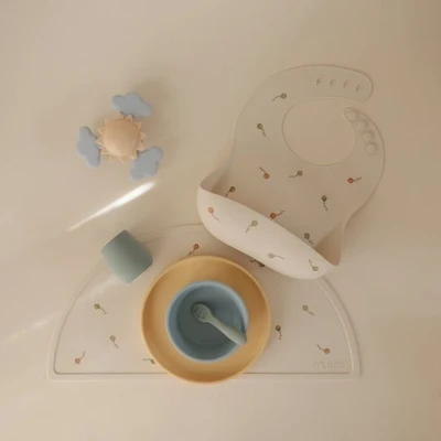 Mushie Śliniak silikonowy Kites